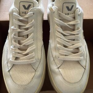 VEJA,V-12 B-MESH WHITE NATURAL, SIZE 7, WORN MAYBE 5xs